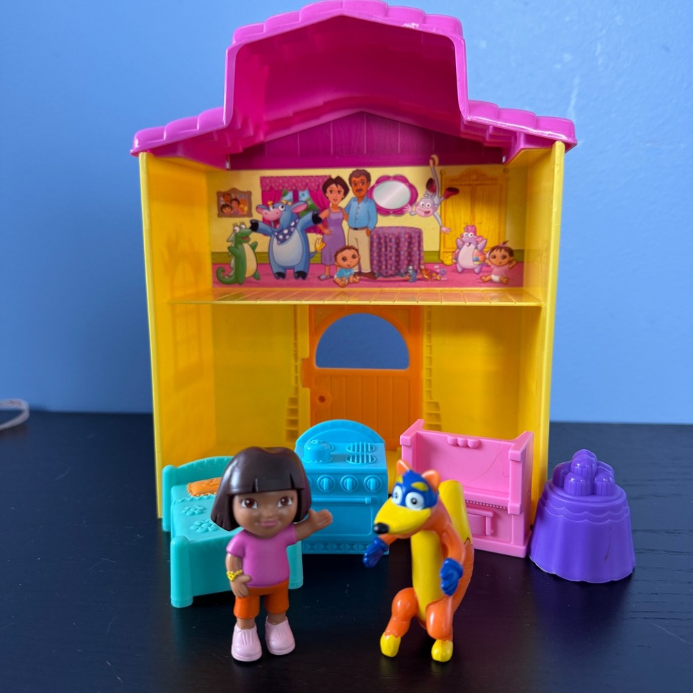 2013 Mattel Dora the Explorer Yellow Play House Set with Dora Swiper Furniture